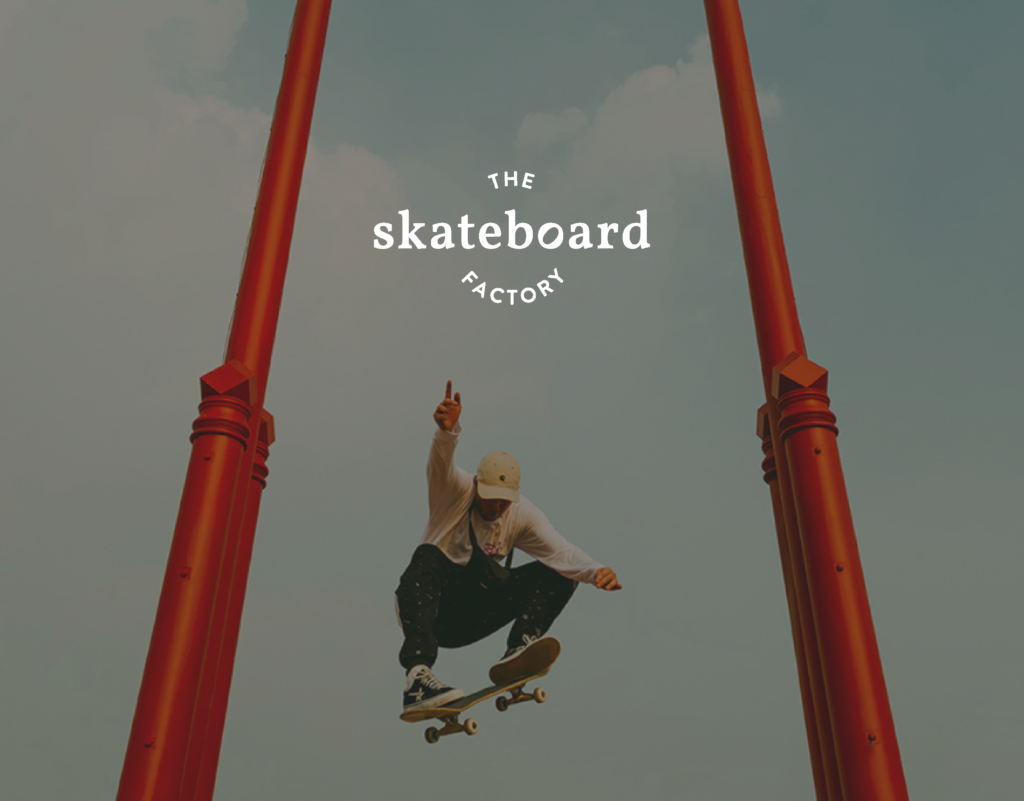 Le logo The Skateboard Factory intégré dans une photo d'un skateur