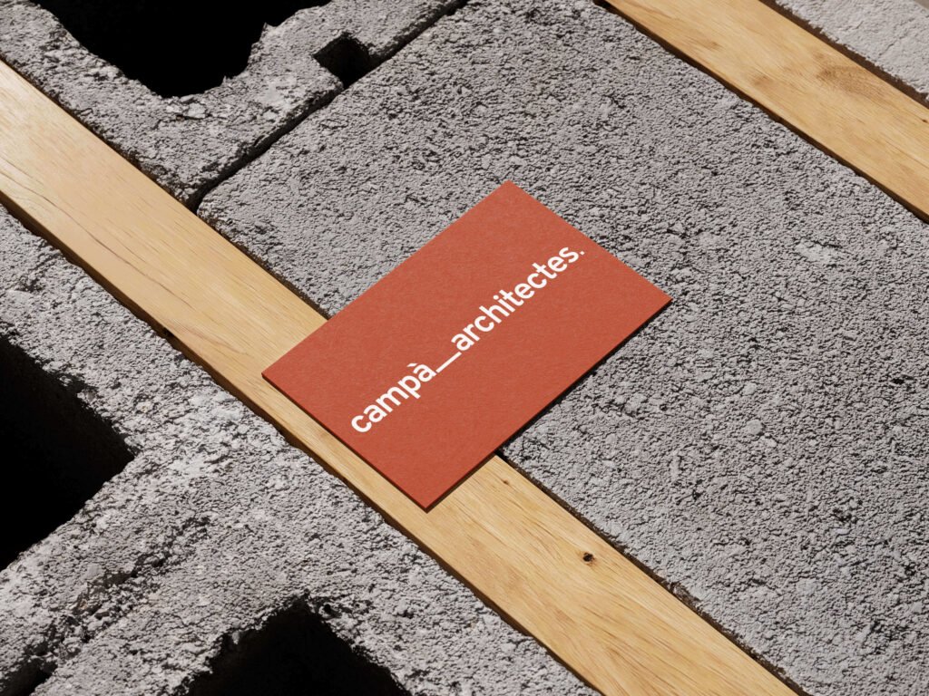 carte de visite mise en situation du logotype Campà Architectes  dans un fond de matières brutes.